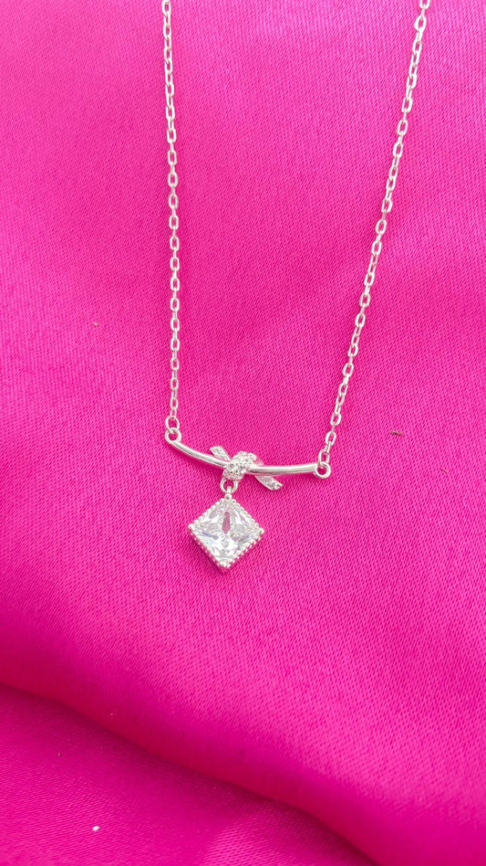 Colar Elegance Laço com Pedra Quadrada